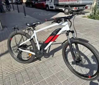 Bicicleta Eléctrica Blanca con Portaequipajes