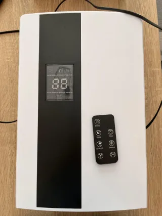 Deshumidificador blanco y negro con mando