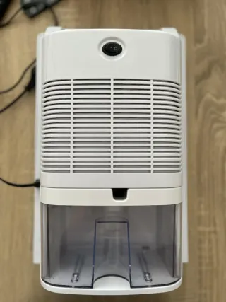 Deshumidificador blanco y negro con mando