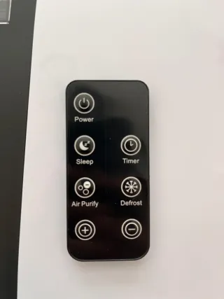 Deshumidificador blanco y negro con mando