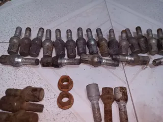 62 tuercas y tornillos para llantas de coche
