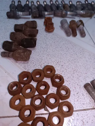 62 tuercas y tornillos para llantas de coche