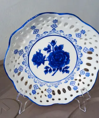 Plato decorativo azul y blanco