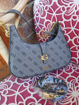 Bolso Guess Gris con Detalles Dorados