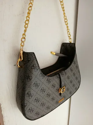 Bolso Guess Gris con Detalles Dorados