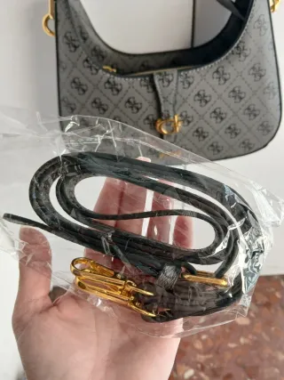 Bolso Guess Gris con Detalles Dorados
