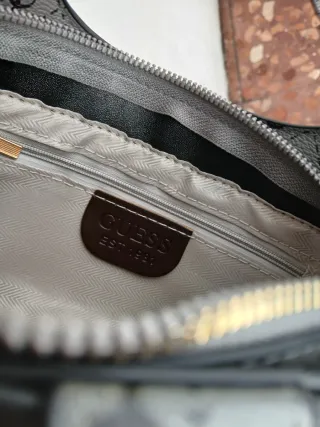 Bolso Guess Gris con Detalles Dorados