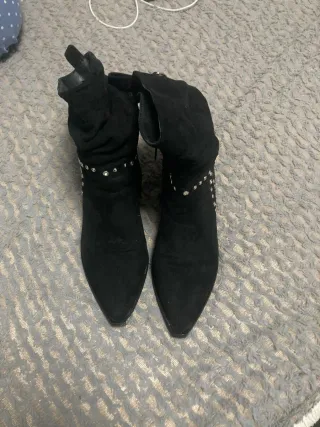 Botines negros con tachuelas
