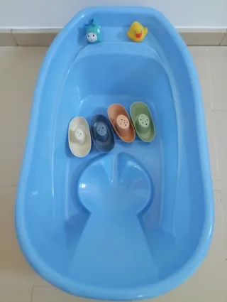 Bañera bebé ergonómica + juguetes