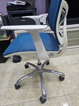 Silla de oficina ergonómica azul y blanca