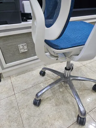 Silla de oficina ergonómica azul y blanca