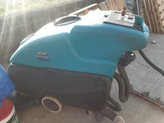 Dos Fregadoras industrial averiada