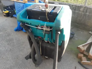 Dos Fregadoras industrial averiada