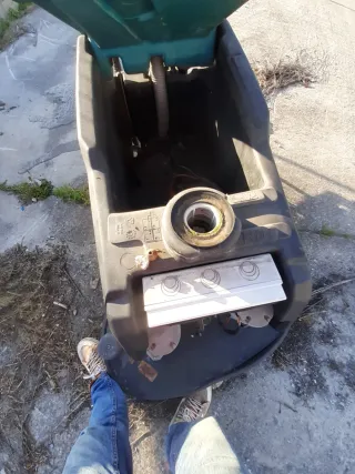 Dos Fregadoras industrial averiada