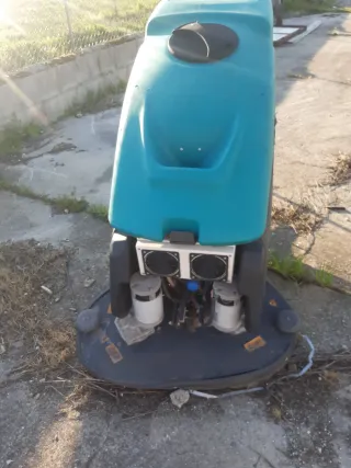 Dos Fregadoras industrial averiada