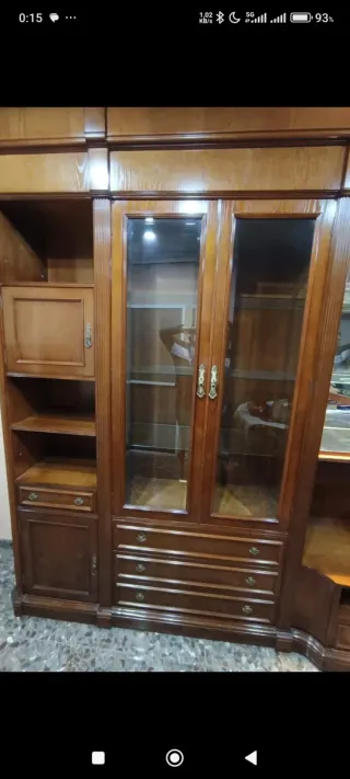Mueble de comedor de madera y cristal