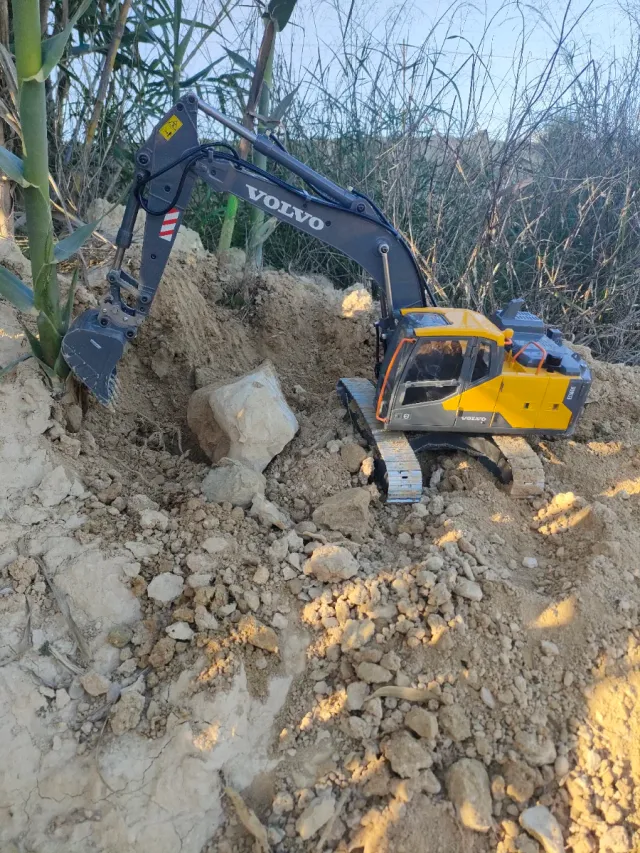 Excavadora RC Volvo EC160 + Camión Huina