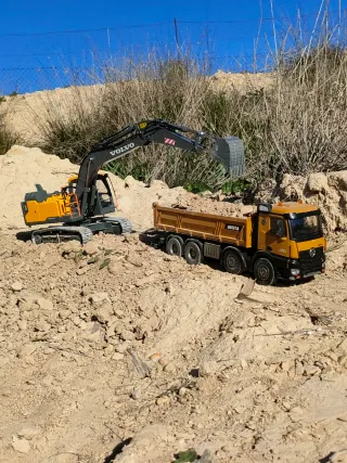 Excavadora RC Volvo EC160 + Camión Huina