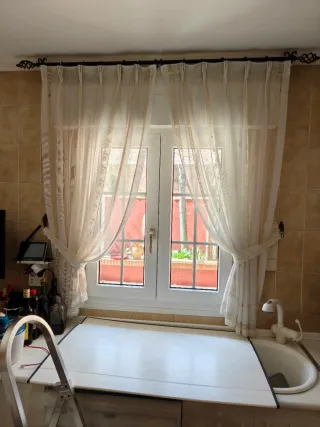 Cortinas de tela beige y blancas