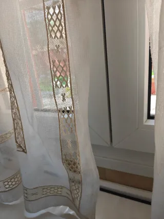 Cortinas de tela beige y blancas