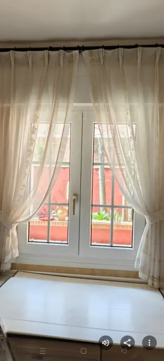 Cortinas de tela beige y blancas