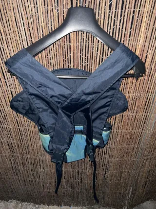 Mochila portabebés Cam azul y negro ergonómica