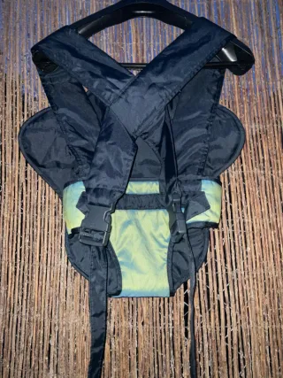 Mochila portabebés Cam azul y negro ergonómica