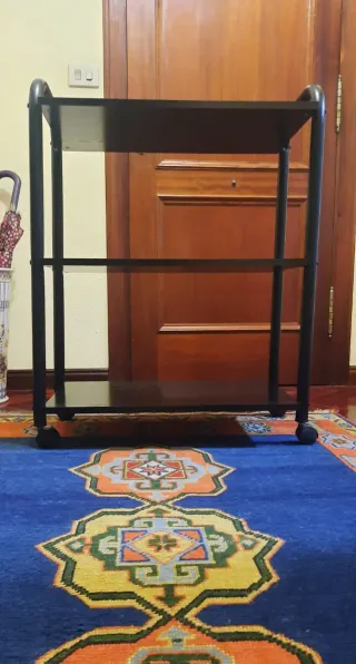 Mesita auxiliar negra de 3 baldas / metal y madera