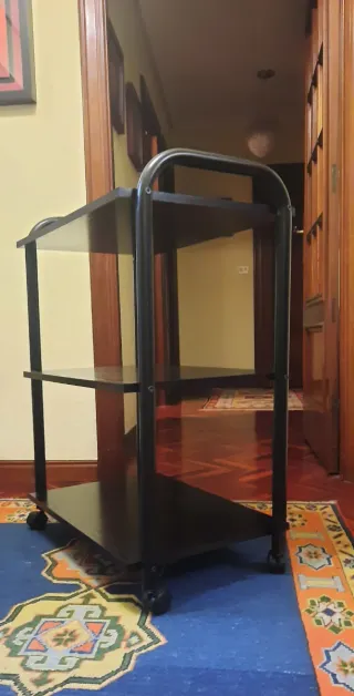 Mesita auxiliar negra de 3 baldas / metal y madera