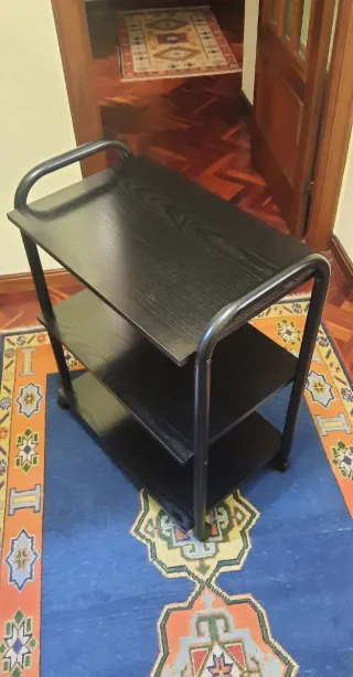 Mesita auxiliar negra de 3 baldas / metal y madera