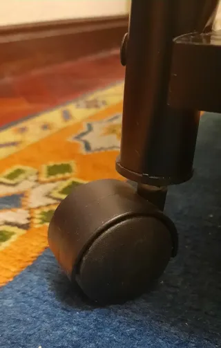 Mesita auxiliar negra de 3 baldas / metal y madera