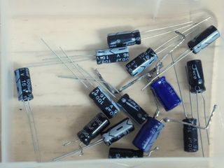 CAJA CON COMPONENTES ELECTRONICOS