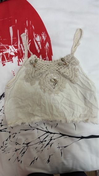 Top beige con crochet y abalorios