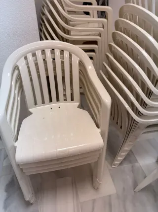 60 Sillas de Plástico Blancas