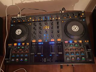 Controlador DJ Traktor S4 MK1 + Monitor JBL 5”