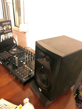 Controlador DJ Traktor S4 MK1 + Monitor JBL 5”