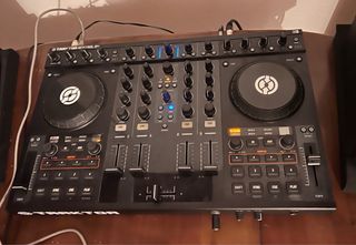 Controlador DJ Traktor S4 MK1 + Monitor JBL 5”