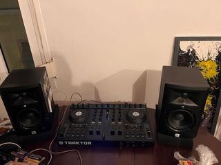 Controlador DJ Traktor S4 MK1 + Monitor JBL 5”