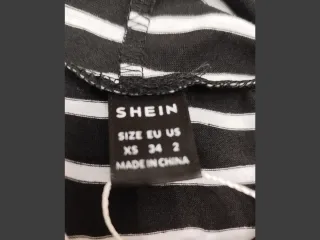 Vestido a rayas con capucha