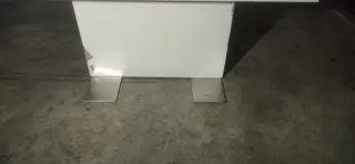 Mesa moderna blanca y plateada