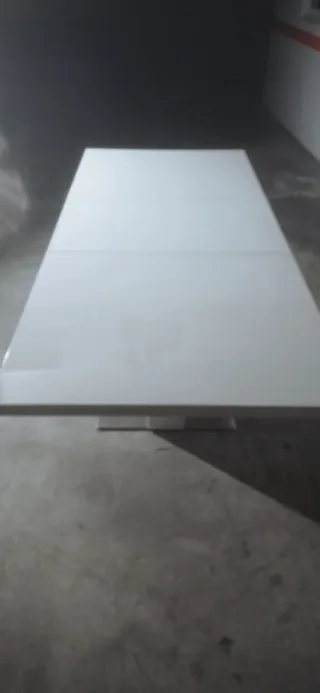 Mesa moderna blanca y plateada