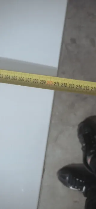 Mesa moderna blanca y plateada