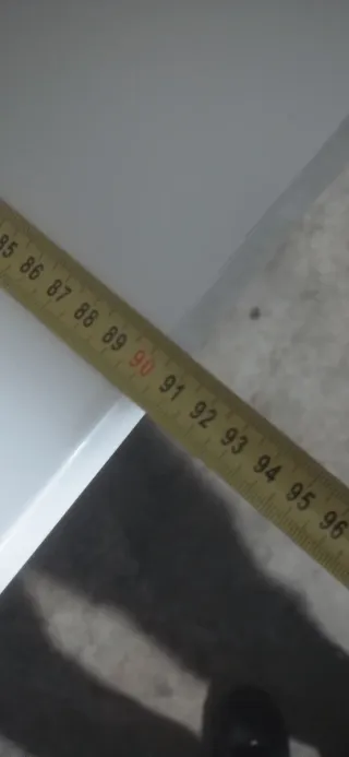 Mesa moderna blanca y plateada