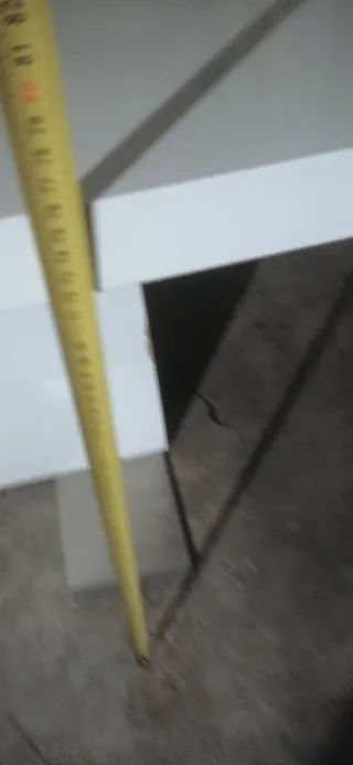 Mesa moderna blanca y plateada