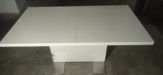 Mesa moderna blanca y plateada