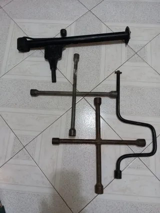 Sólo 2 llaves estrella para llantas