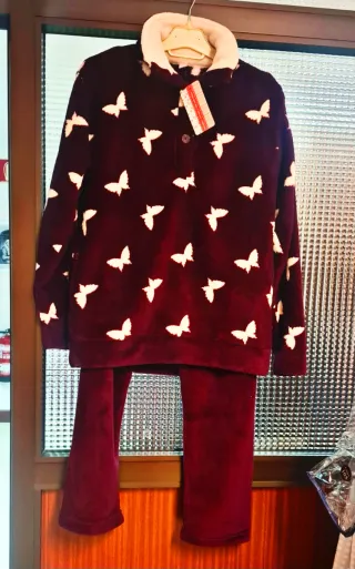 Pijama de terciopelo con mariposas