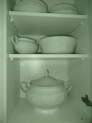 Vajilla de porcelana blanca y dorada