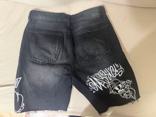 Pantalones cortos Bershka negros con grafitis