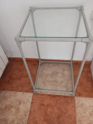 Mesa auxiliar cristal y plástico gris